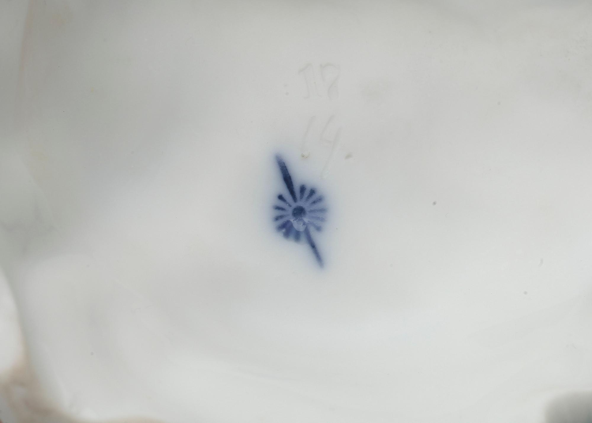 PARTI PRYDNANDSFÖREMÅL, 18 delar, porslin. 1900-tal.