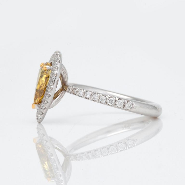 RING droppformad diamant med fancy deep yellow 1.21ct diamant 0.50ct pavé. GIA cert.