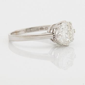 Ring 18K vitguld med en rund briljantslipad diamant 1.86 ct enligt gravyr kvalitet ca G/H si/i.