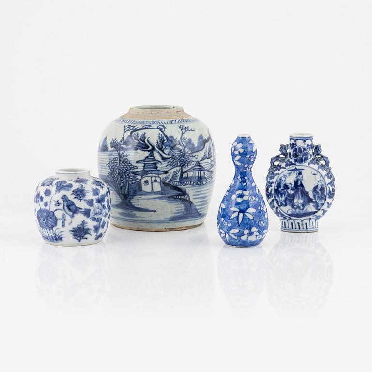 Two Chinese blue and white jars and two blue and white vases, 19th/20th century.