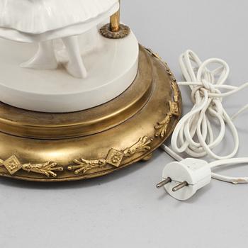 BORDSLAMPA, signerad Claire Volkhart samt daterad 1913.