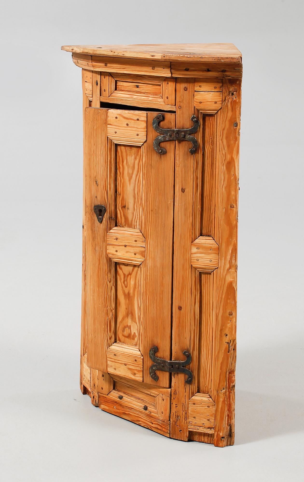 HÖRNSKÅP, 1700-talets andra hälft.