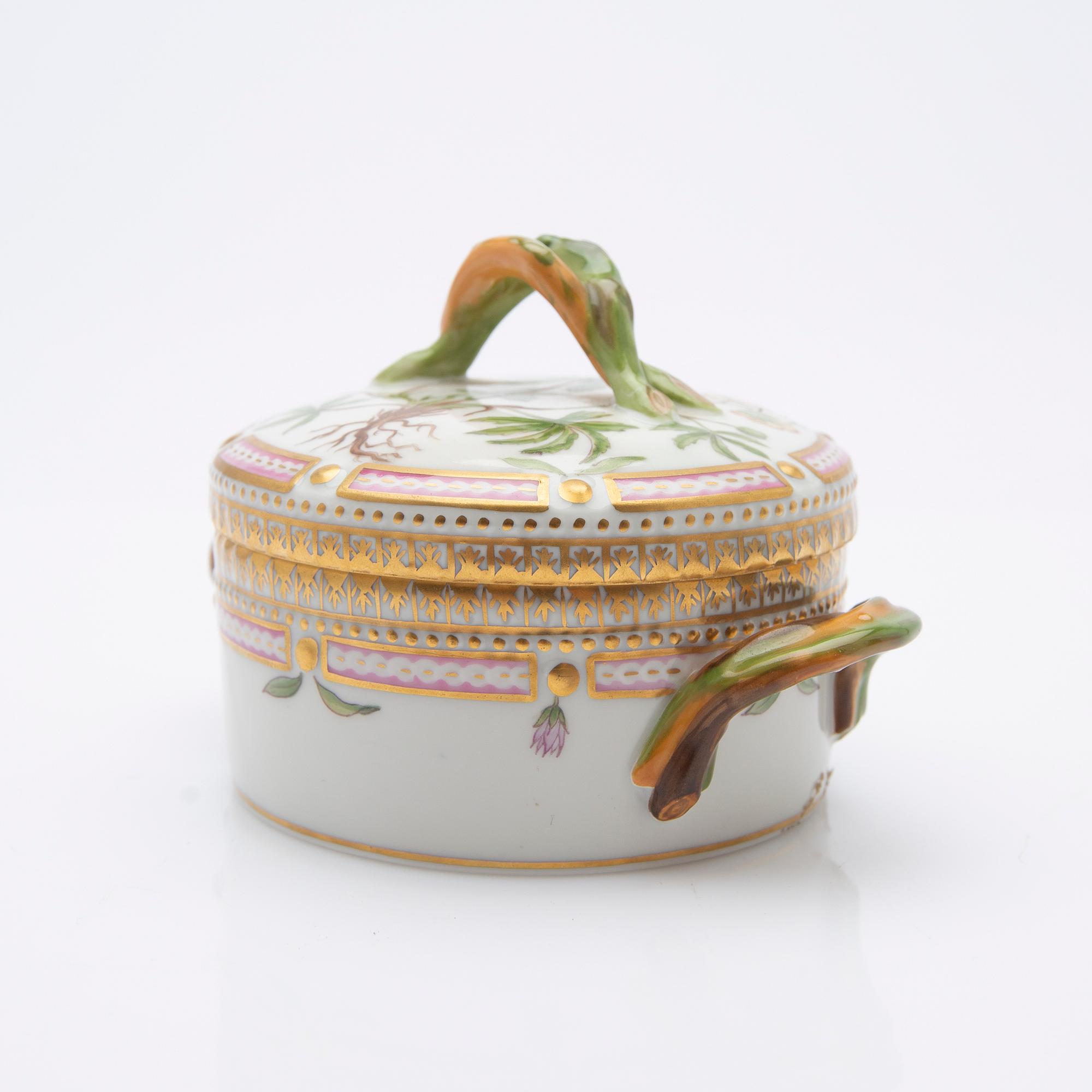 Royal Copenhagen, Sugar bowl with lid, porcelain. "Flora Danica", Royal Copenhagen, Denmark, 20th century.
