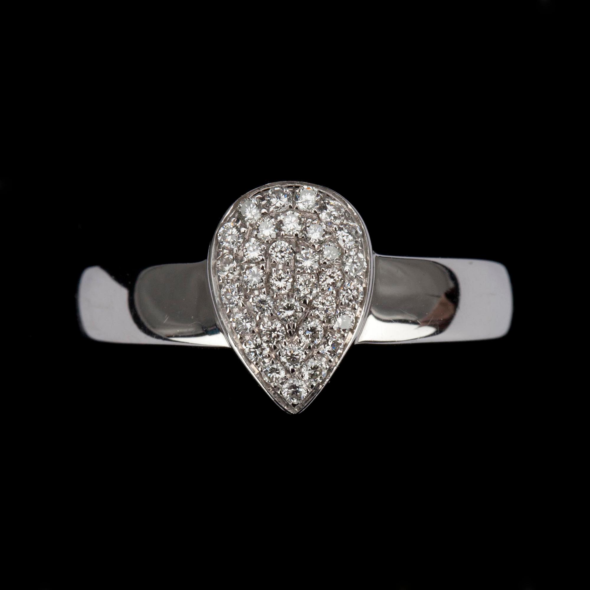 RING, 18K vitguld. 34 st. briljantslipade diamanter ca 0.34 ct. Italien sent 1900-tal. Vikt. 5,7 g.