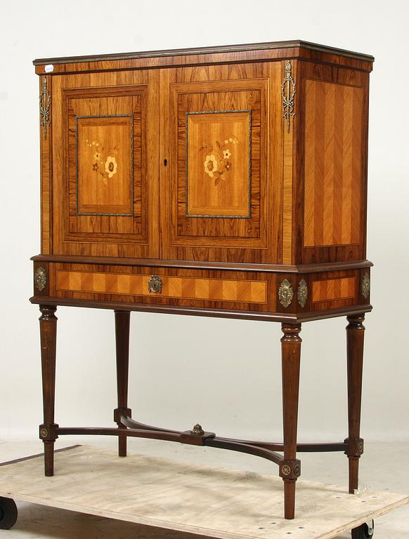 SKÅP PÅ BENSTÄLLNING, Louis XVI-stil, 1900-tal.