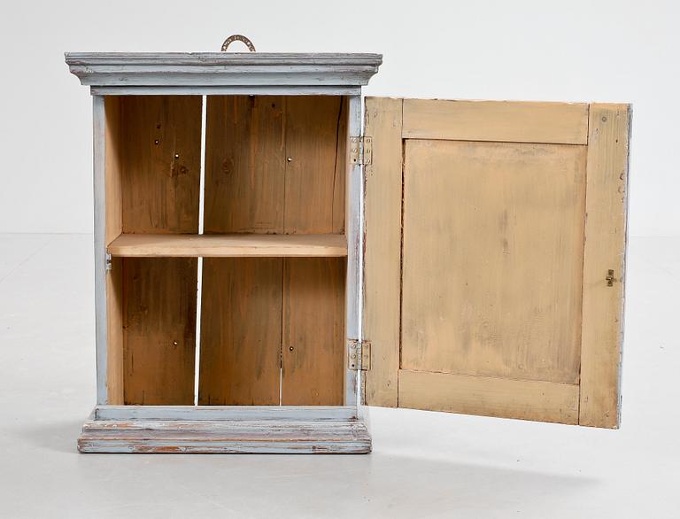 HÄNGSKÅP, allmoge, 1800-tal.