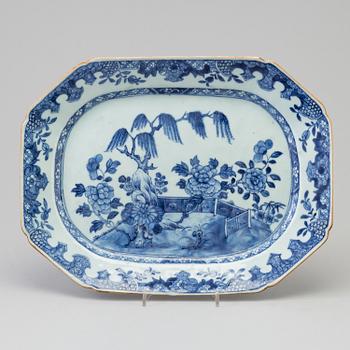 A blue and white serving dish, Qing dynasty, Qianlong (1736-95).