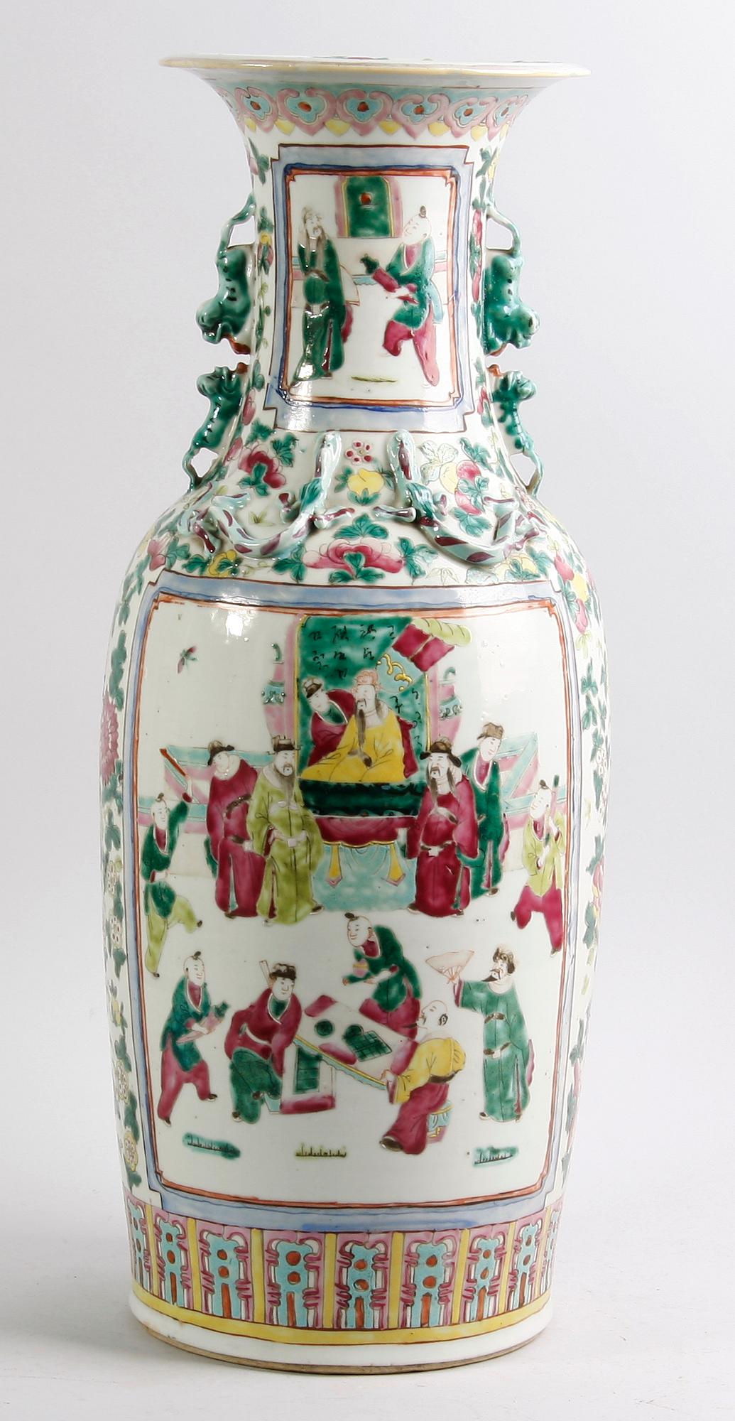GOLVVAS, porslin, Kina. 1900-talets första hälft.