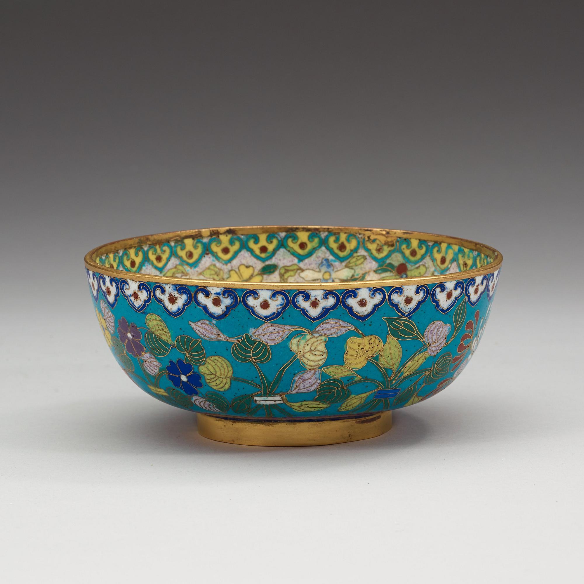 A cloisonné bowl, Qing dynasty (1644-1912).