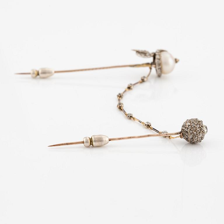 A victorian scarf pin in gold and silver with a pearl and set with old-cut diamonds.