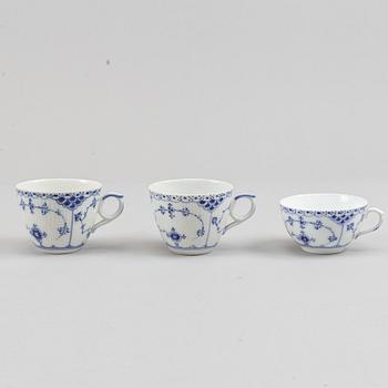 Royal Copenhagen, mat- samt kaffeservis, 85 delar, porslin. "Musselmalet", Danmark, 1900-tal.