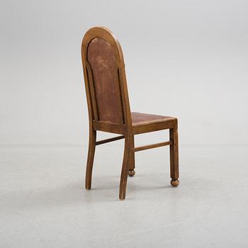 A oak jugend chair from the early 20th century.