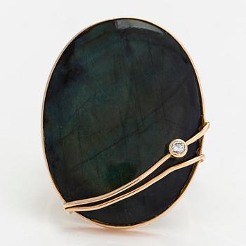 Helge Narsakka, Ring, 14K guld, spektrolit och diamant ca 0.015 ct. För Kaunis Koru, Helsingfors 1982.