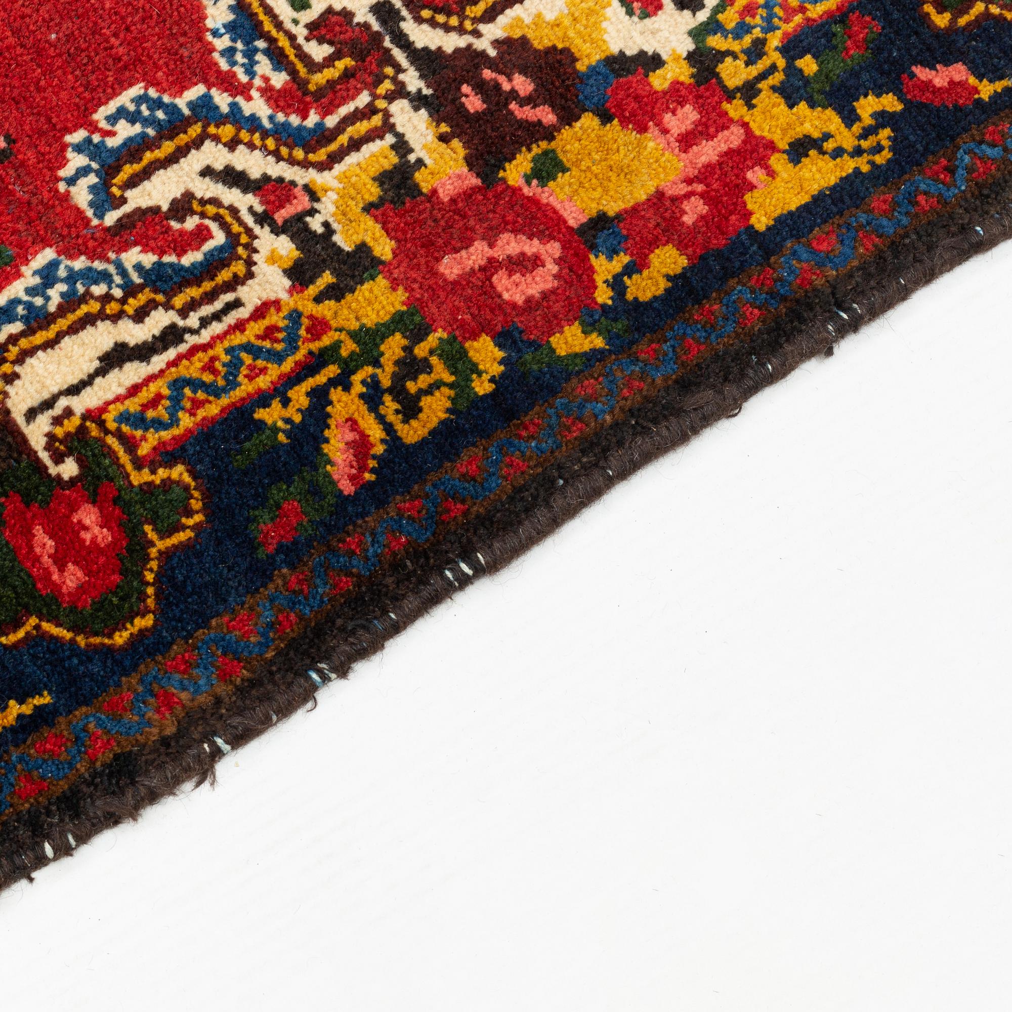 A semi-antique Chahar Mahal/Bakhtiari carpet, approximately 297 x 213 cm.