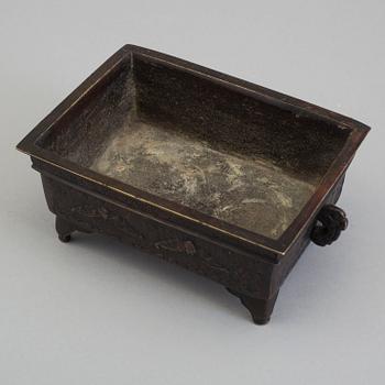 A Japanese bronze censer, Meiji (1868-1912).