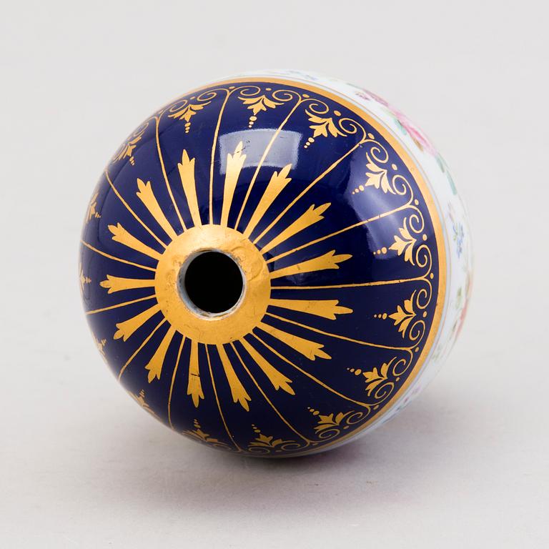 A Russian Easter porcelain egg from the time of Alexander I (1801-1825).
