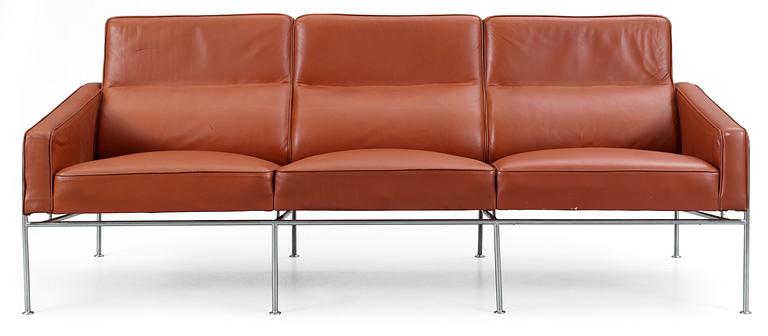 An Arne Jacobsen three-seated brown leather and chromed steel sofa by Fritz Hansen, Denmark.