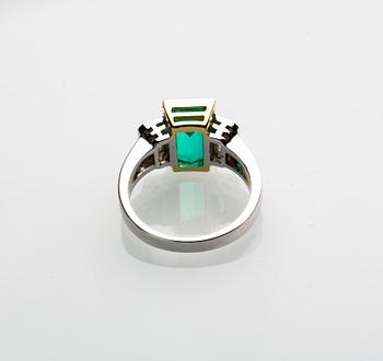 RING, 18 k guld samt vitguld med smaragd ca 2.30 ct, 2 baguetteslipade diamanter totalt ca 0.60 ct. Vikt ca 7 g.