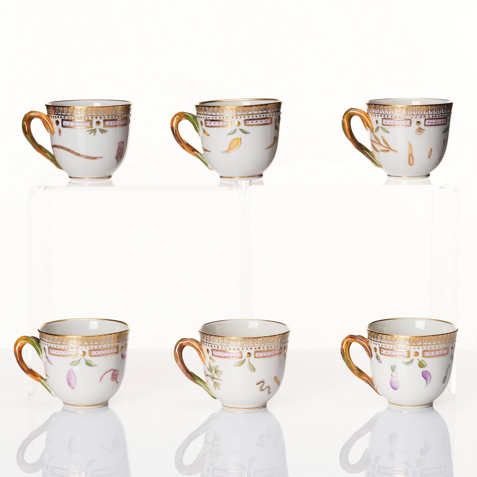 Koppar med fat, nio stycken, porslin. Royal Copenhagen, "Flora Danica", Danmark, 1900-tal.