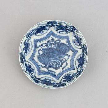 A group of three blue and white kraak dishes, Ming dynasty, Wanli (1572-1620).