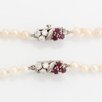 WA Bolin två collier odlade pärlor lås 18K vitguld med runda briljantslipade diamanter och rubiner.