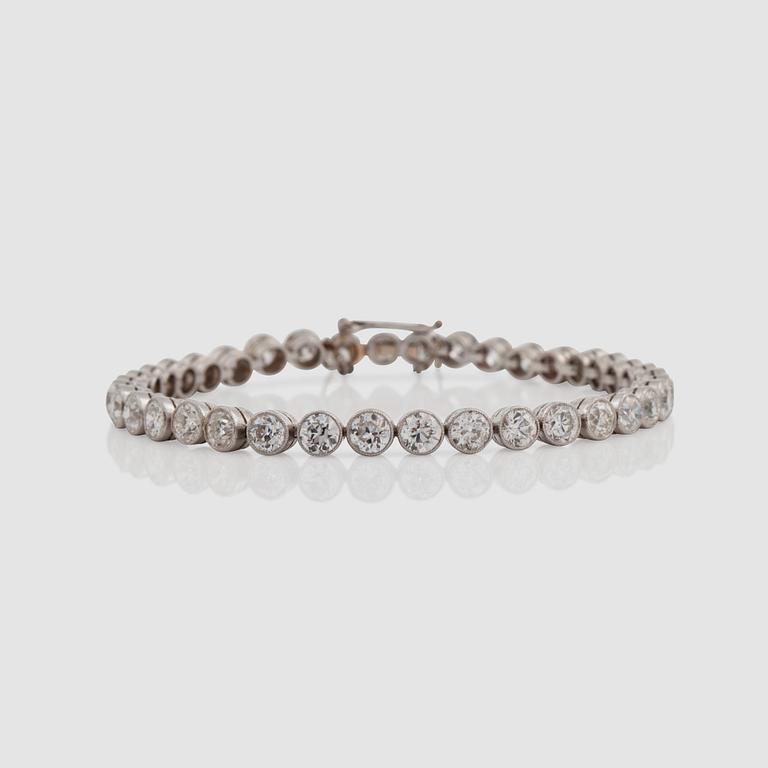 A bracelet with old-cut diamonds.