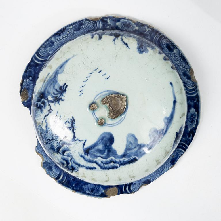 A large blue and white export porcelain urn with cover, China, Qianlong (1736-95).