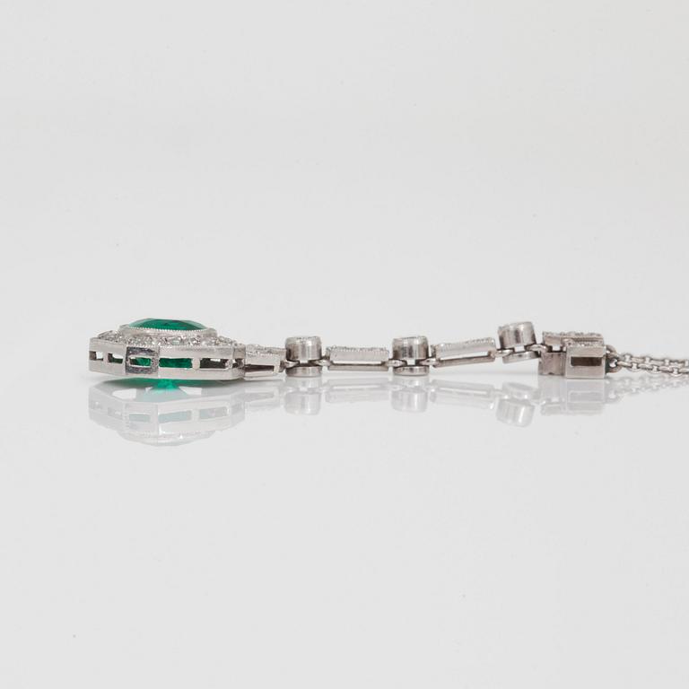 COLLIER, Art Deco, med smaragd, ca 0.92ct, samt antik- och gammalslipade diamanter.
