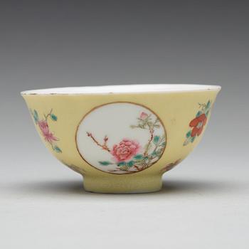 A yellow sgrafitto bowl, Republic with four character mark 'Qinghua Zhenpin'.