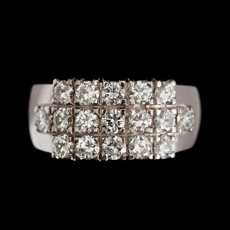 RING, 18 k vitguld, 17 briljantslipade diamanter tot ca 2.55 ct.