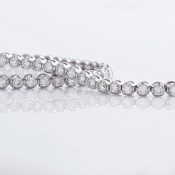 A ca 2.00 cts brilliant cut diamond bracelet.