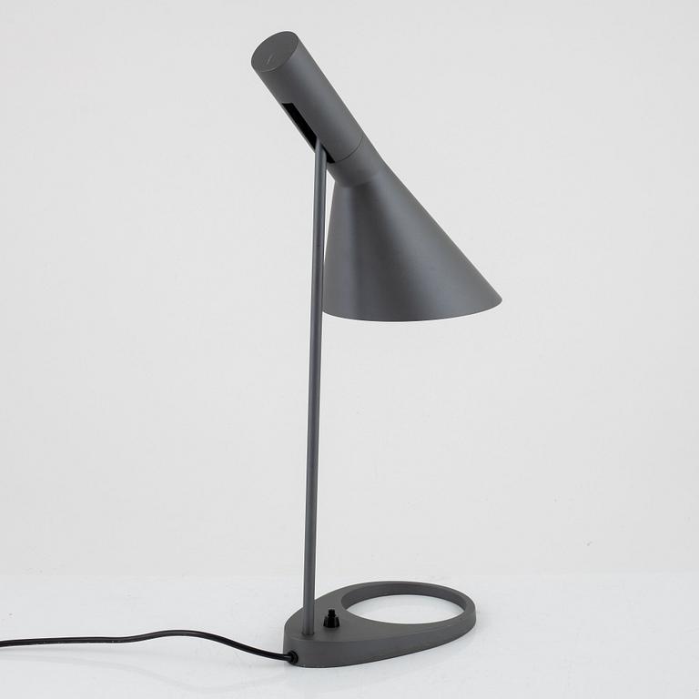 Arne Jacobsen, bordslampa, "AJ", Louis Poulsen, Danmark.