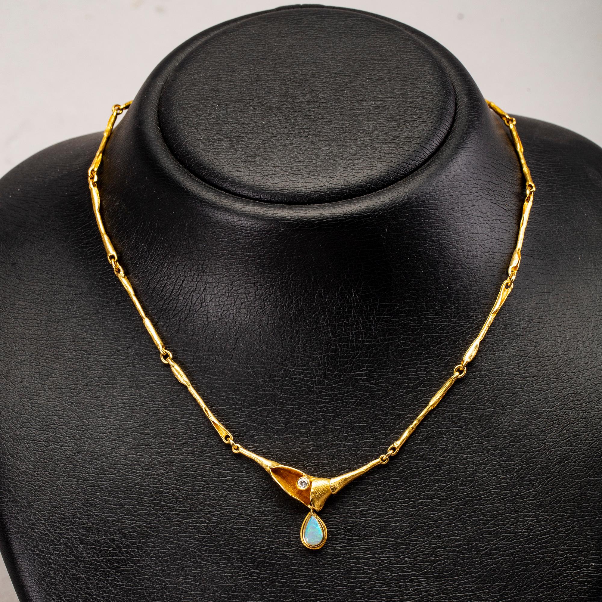 NECKLACE 18K gold 1brilliant-cut diamond approx 0,08 ct and 1 opal (probably doublet).