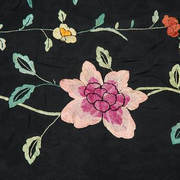 A shawl/A grand piano cover, silk, ca 145 x 147 cm plus fringes, China first half of the 20th century.