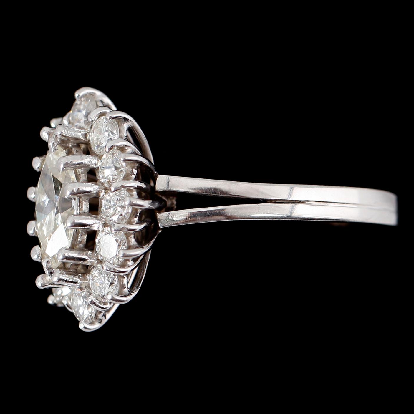 RING, platina, briljant och marquiseslipade diamanter tot ca 1.78 ct.