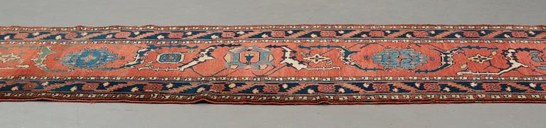 Gallerimatta, antik/semiantik  Västpersisk, ca 321,5  x 91,5-98 cm. (samt kortsidorna med ca 2-3 cm slätväv).