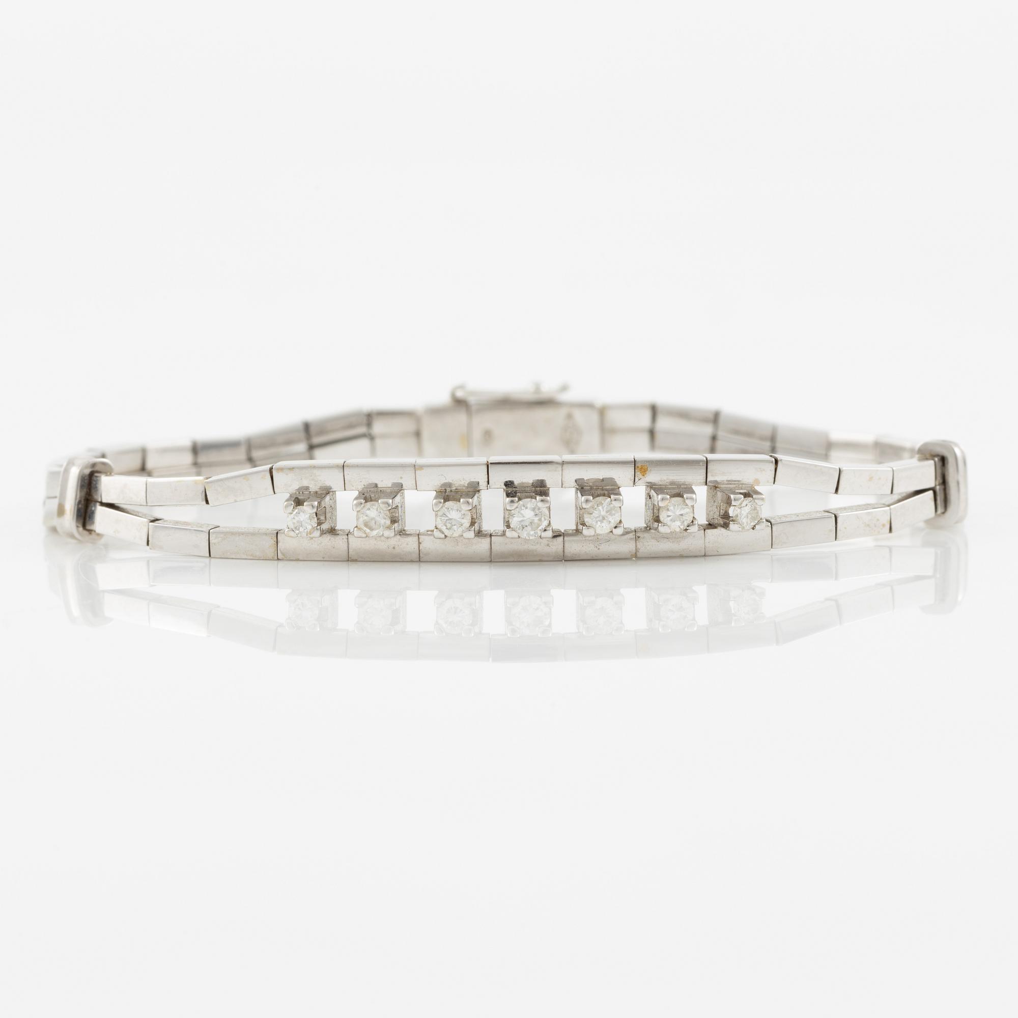 Bracelet, 18K white gold set with seven brilliant-cut diamonds.