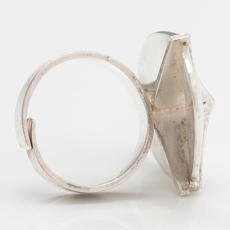 Elis Kauppi, Ring, sterlingsilver. Kupittaan kulta, Åbo.