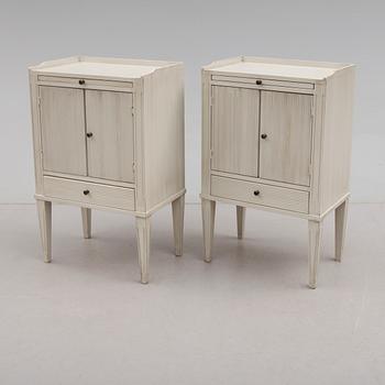 SÄNGBORD, 1 par, gustaviansk stil, 1900-talets andra hälft.