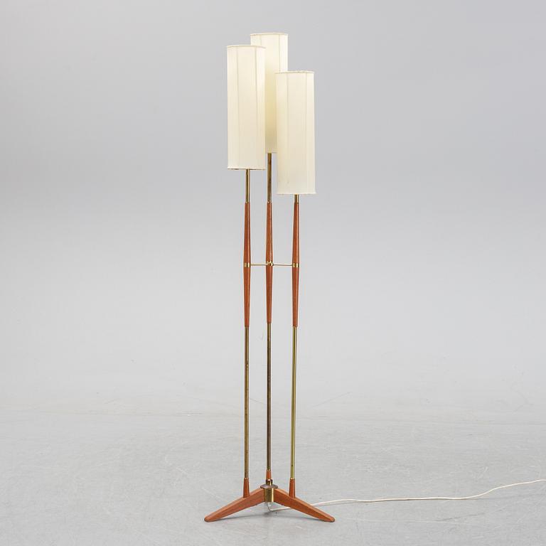 A wood and brass floor lamp from  Möllers Armaturer, Eskilstuna, mid 20th century.