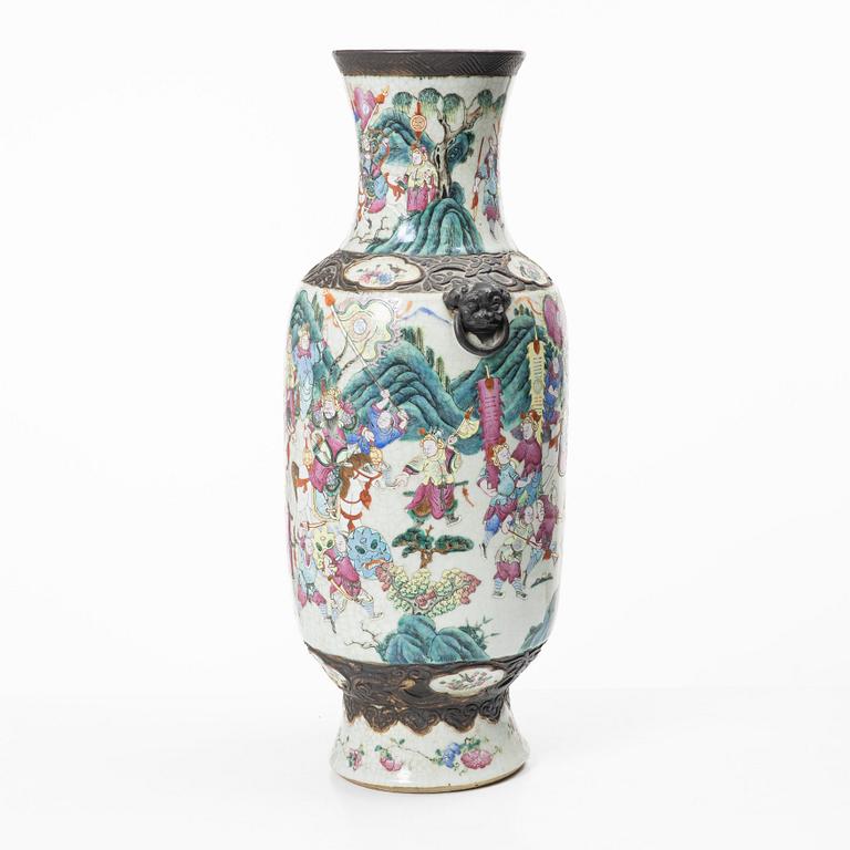 Golvurna, porslin, Kina, sen Qingdynasti, omkring år 1900.