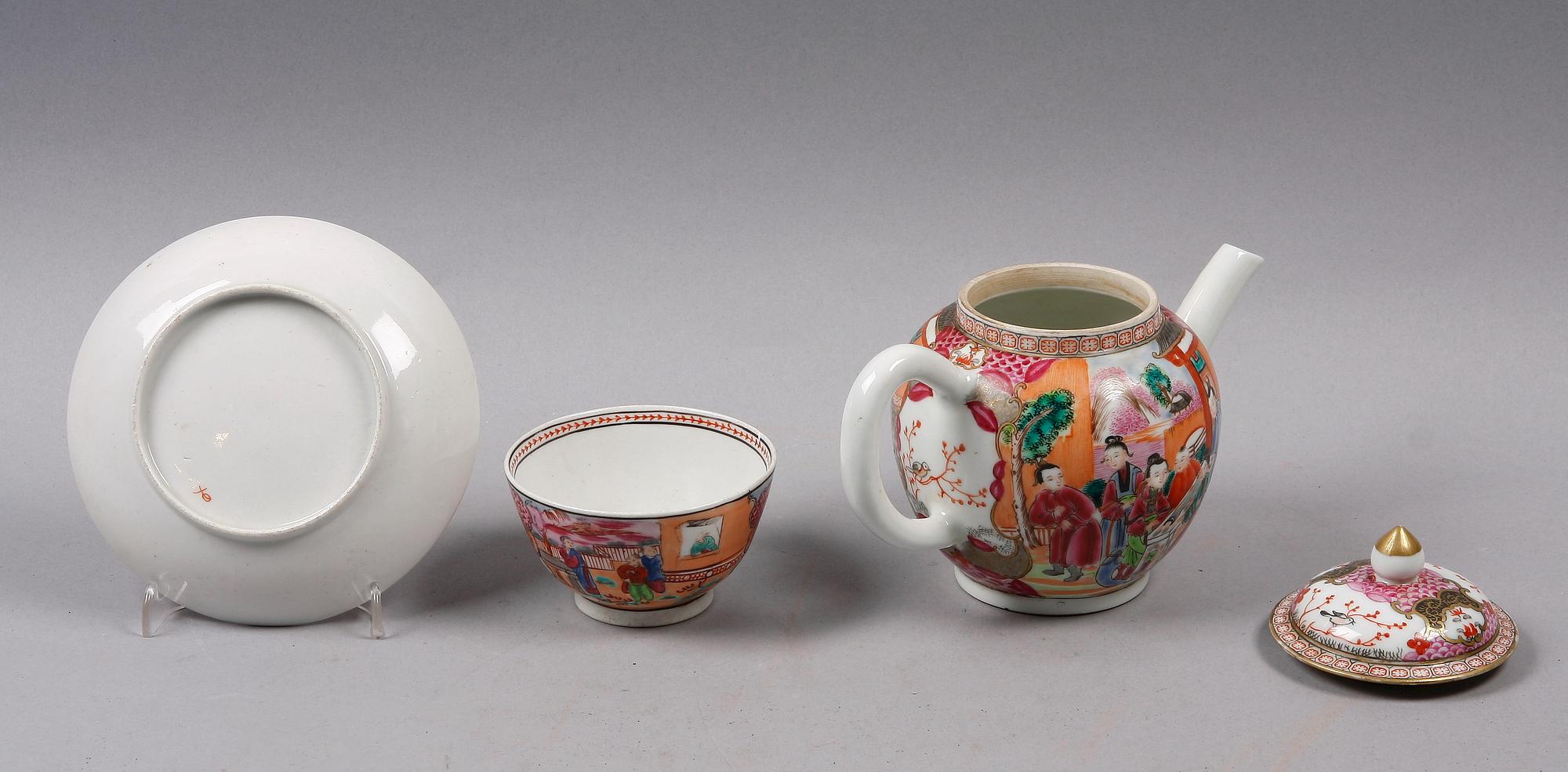 KOPP MED FAT samt TEKANNA, porslin, Kina, 1800-tal.