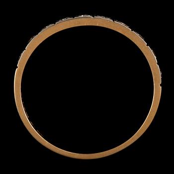 RING, 18k guld och vitguld, med 10 åttkantslipade diamanter, Trege Guldsmedsaktiebolag, Göteborg, 1955. Vikt 2 g.