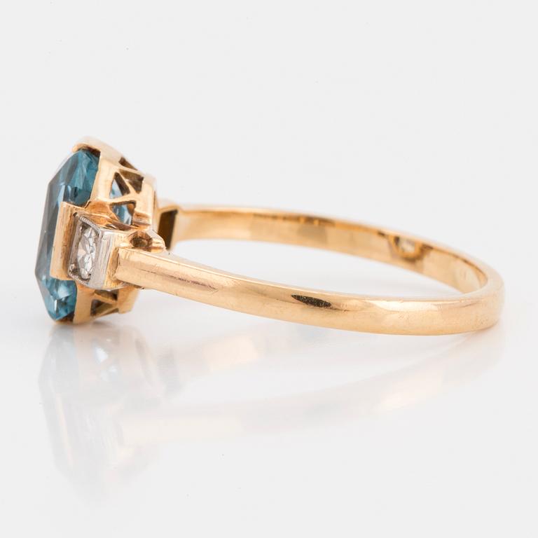 RING, 18K gold with a light blue synthetic spinel + 2 diamonds.