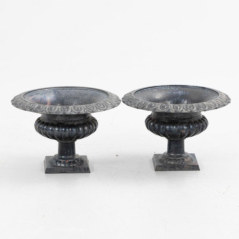 Garden urns, a pair, later part of the 20th century.