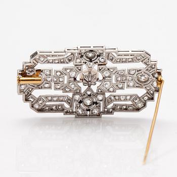 An Art deco brooch in platinum and 18K gold with ca. 3.70 ct of diamonds and a cultured pearl. 1920s-1930s.