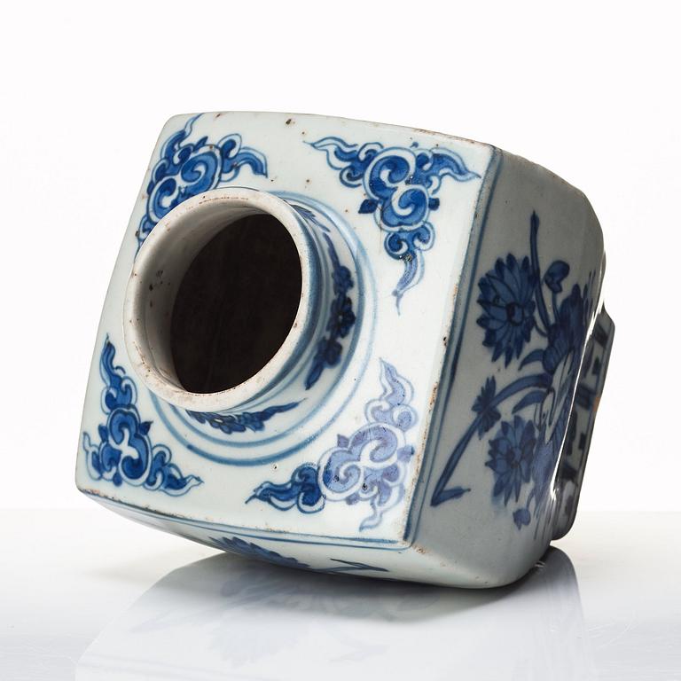 A blue and white jar, Ming dynasty (1368-1644), with hallmark.