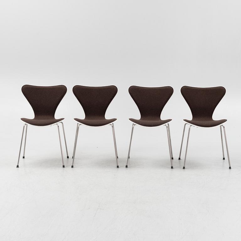 Arne Jacobsen, a set of four 'Series 7' chairs, Fritz Hansen 2013.
