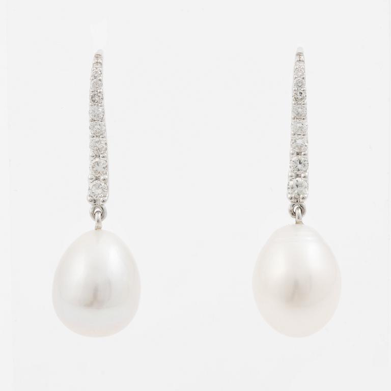 Earrings 18K white gold with cultured pearls and round brilliant-cut diamonds.