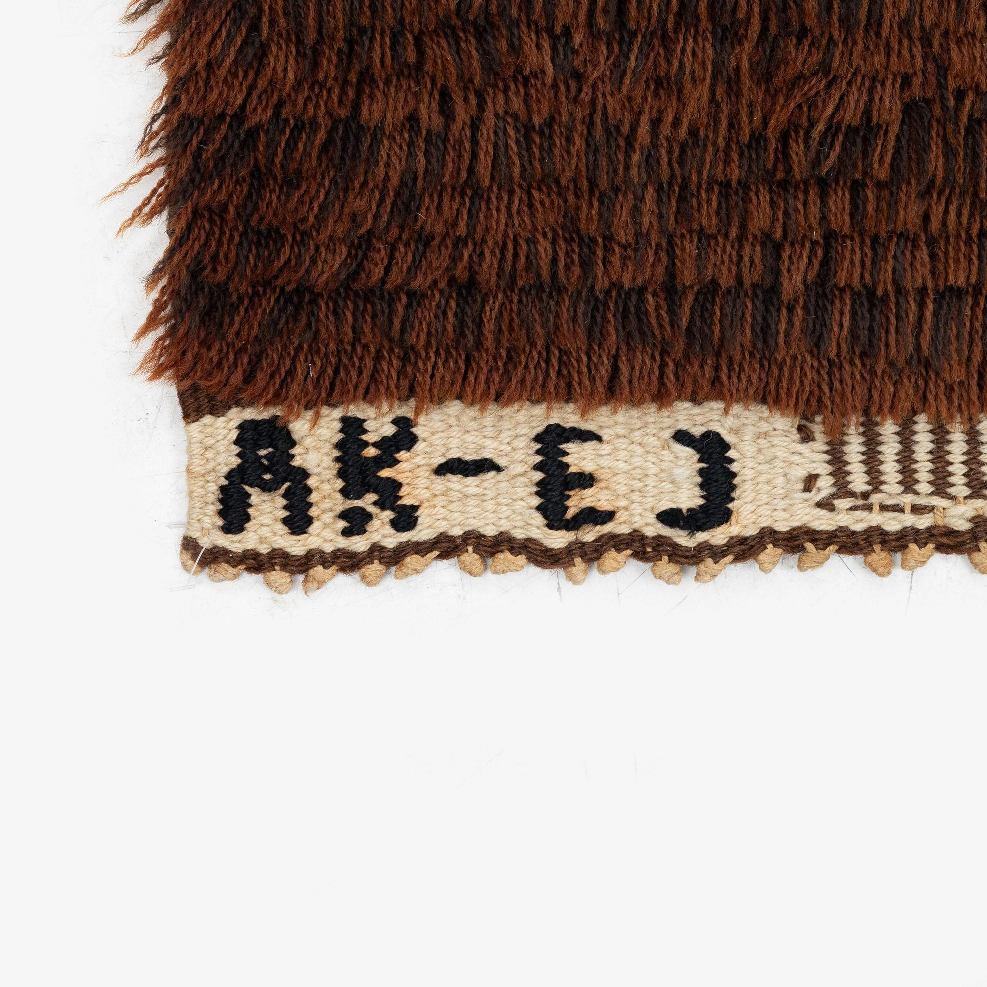 Matta, rya, ca 305 x 209 cm, signerad AK - EJ.